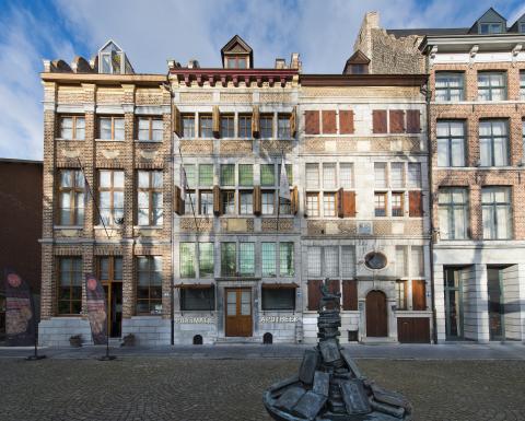 Gevel van het apotheekmuseum en de toeristische dienst, Markt 45 Maaseik