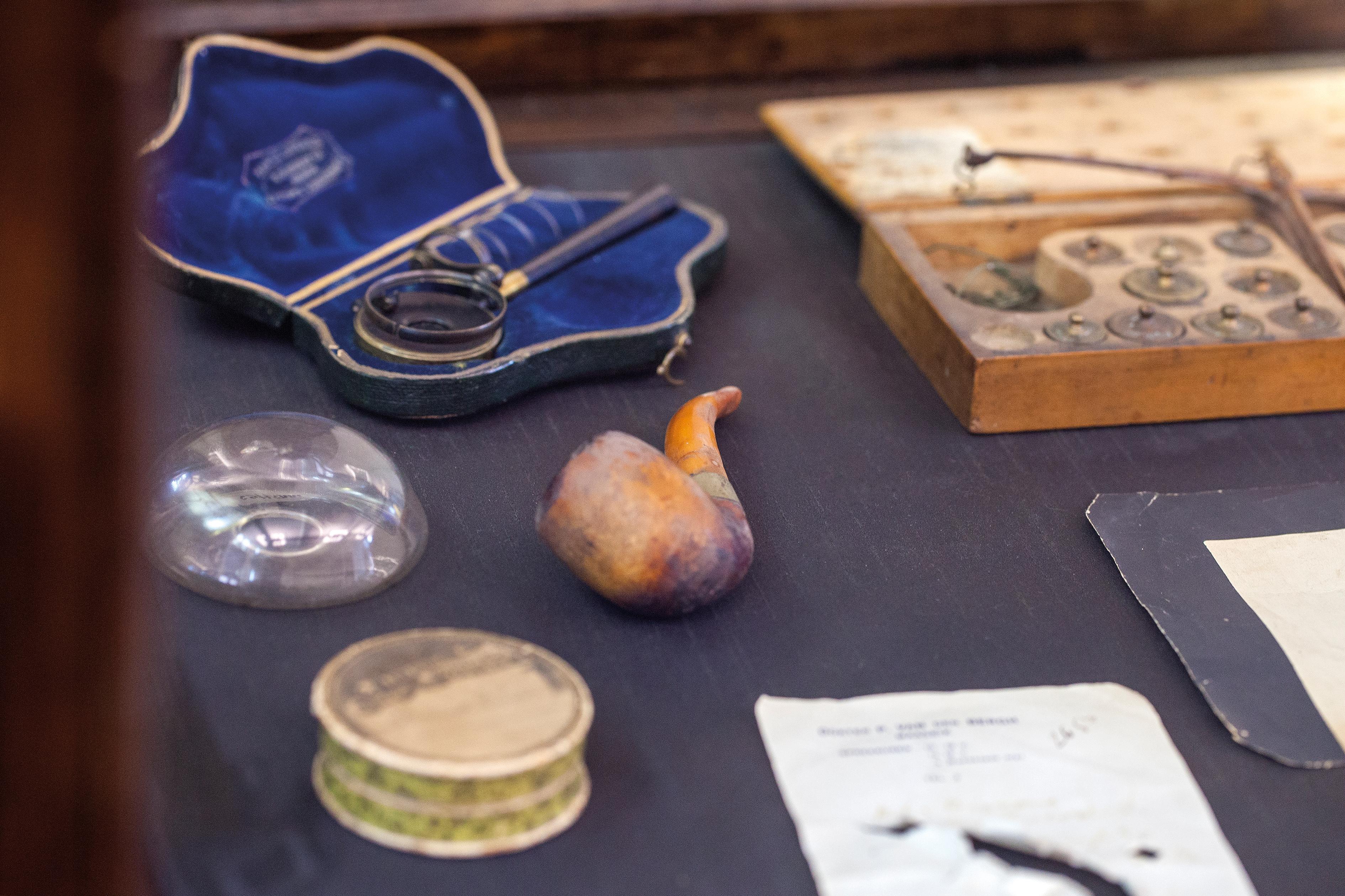 Naast historische potten die de apothekers gebruikten voor allerhande zalfjes en kruidenmengsels, kan je in het apotheekmuseum, de oudste apotheek van België, ook zijn unieke apparatuur en gebruiksvoorwerpen terugvinden. Apotheekmuseum, Maaseik.